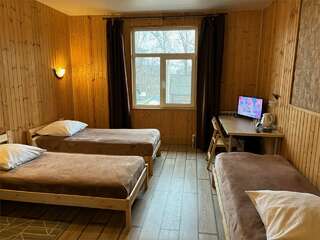 Гостиница Особняк на Карла Маркса Старица Трехместный номер с собственной ванной комнатой-1