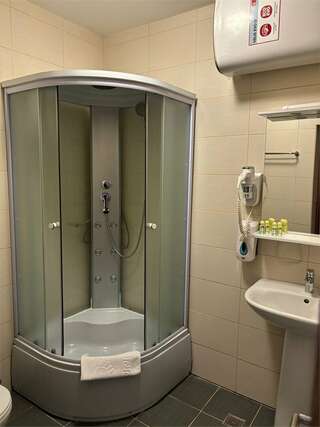 Гостиница Особняк на Карла Маркса Старица Трехместный номер с собственной ванной комнатой-3