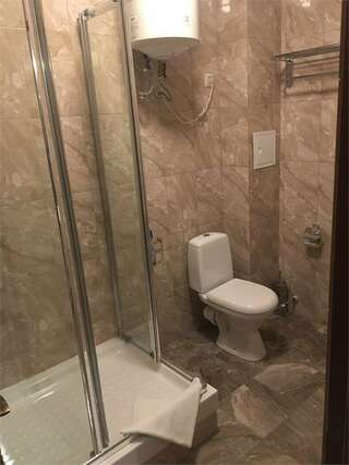 Гостиница Особняк на Карла Маркса Старица Трехместный номер с собственной ванной комнатой-4